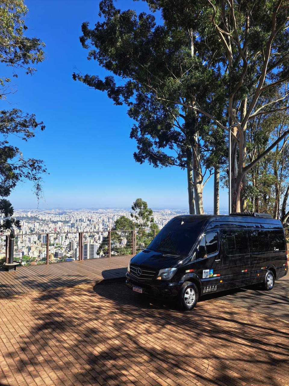 Van preta da Rezende Turismo em um mirante durante city tour